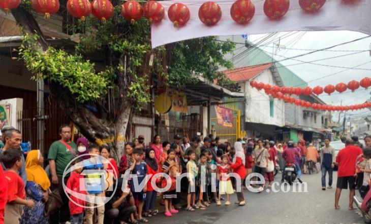 Vihara Dharma Jaya Toasebio Dipadati Umat Meski Diterpa Banjir, Pengemis Juga Memadati Area Sekitar