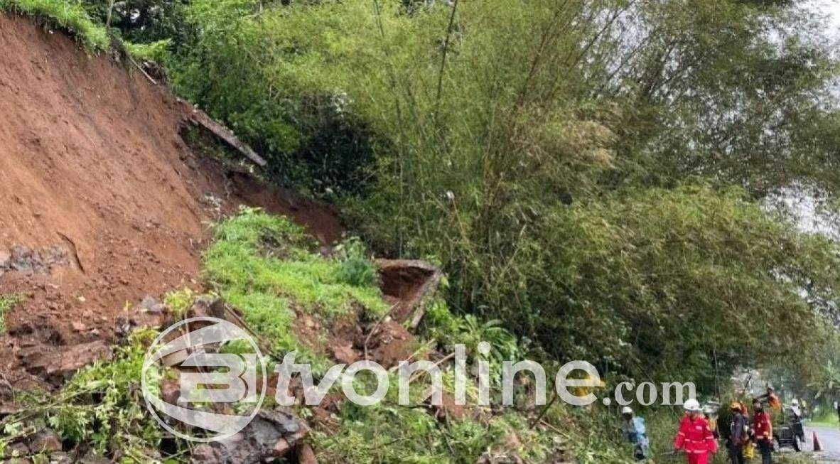 Longsor Tutup Jalur Puncak Cianjur, BPBD Turunkan Alat Berat untuk Normalisasi