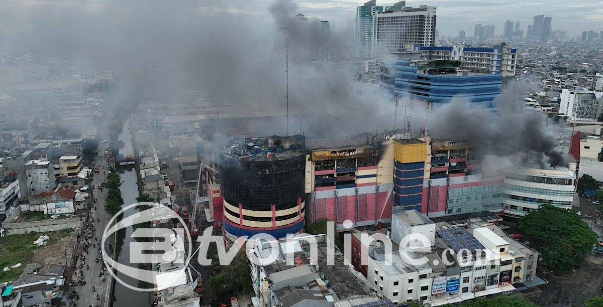 Kebakaran Glodok Plaza: 11 Jam Berlalu, Asap Hitam Masih Mengepul, Pemadaman Terus Berlanjut