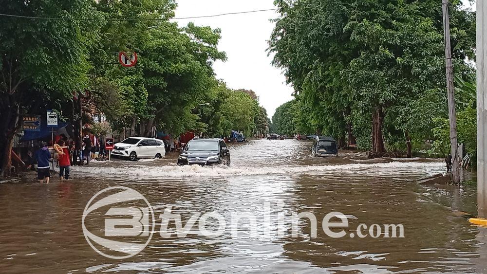 Banjir Parah Terjang Kelapa Gading, Jakarta Utara, Ratusan Kendaraan Tergenang!
