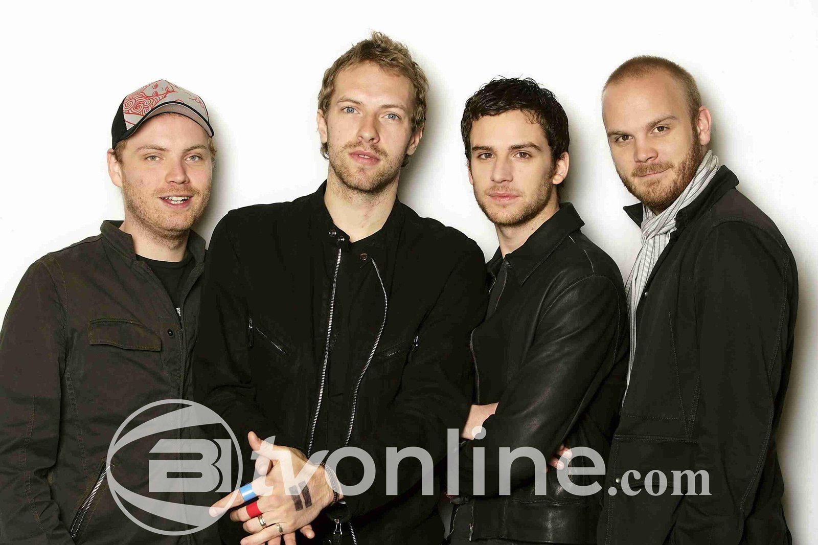 Coldplay Tampil di Mumbai, Chris Martin dan Dakota Johnson Menepis Rumor Putus
