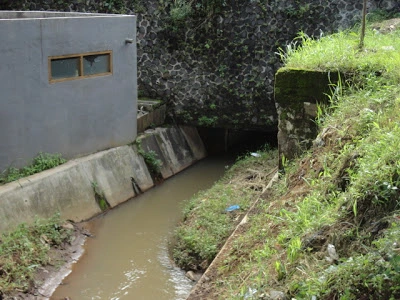 Pria Terjatuh ke Saluran Air Cikapundung di Bandung, Kaki Patah dan Dievakuasi Damkar