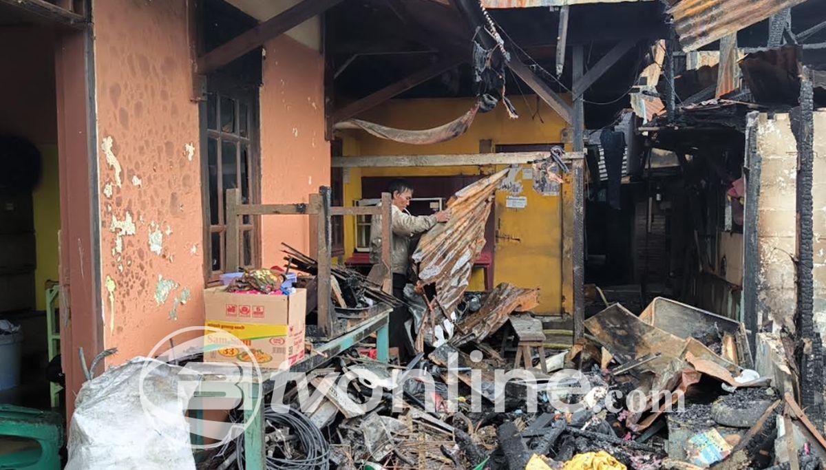 Kebakaran Hebat Melahap 543 Rumah di Kemayoran, Warga Berusaha Mengais Puing-puing Sisa Kebakaran