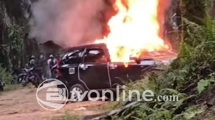 Massa Bakar Mobil Pencuri Sawit di Kuansing