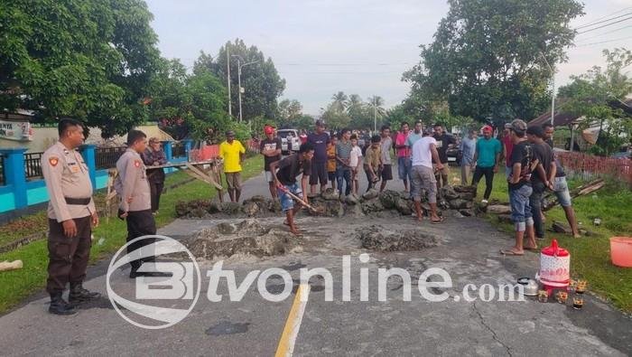 Keluarga Korban Pembunuhan di Seram Bagian Barat Blokade Jalan, Tuntut Bukti Penangkapan Pelaku