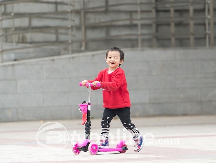 Bocah Mengendarai Skuter di Tengah Jalan Raya, Kasatlantas Jakarta Timur Ingatkan Bahaya