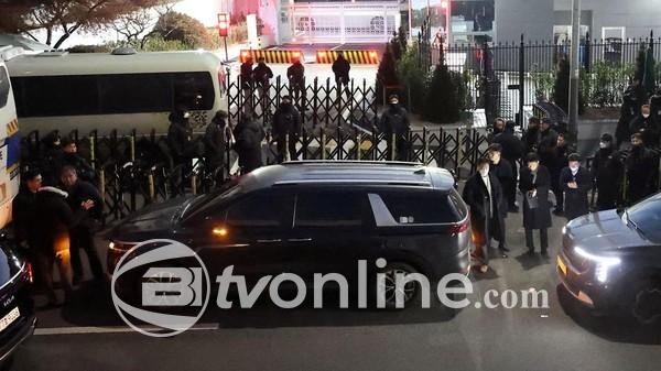 Penangkapan Presiden Yoon Suk Yeol: Pendukungnya Hadang Polisi di Kediaman