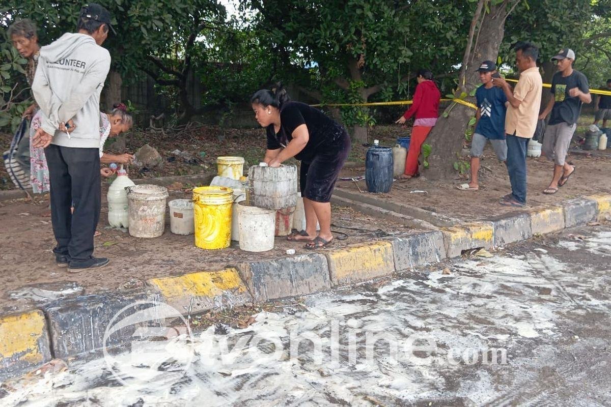Warga Cilincing Serbu Selokan untuk Mengambil Minyak Tumpah, Jalan Masih Licin dan Tak Bisa Dilewati