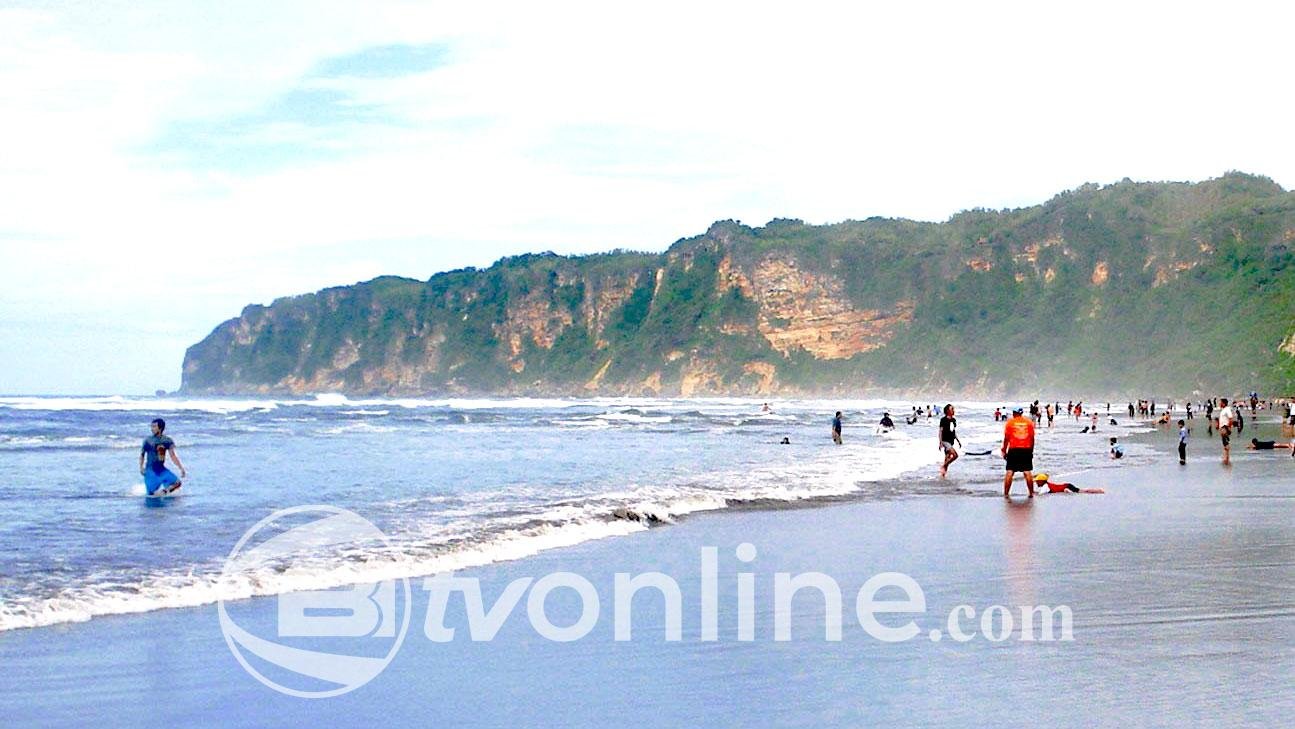 Tiga Wisatawan Kediri Selamat dari Bahaya Rip Current di Pantai Parangtritis