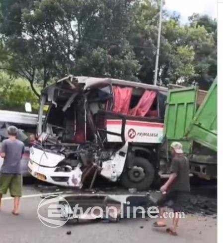 Kecelakaan Beruntun Melibatkan Bus, Truk, dan Kendaraan Lainnya di Tol Cipularang KM 97, Arah Bandung Macet