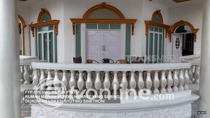 Interior Klasik Sentuhan Emas, Rumah Herdin Hidayat Jadi Inspirasi Desain Megah