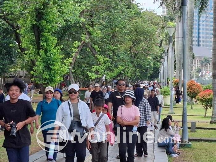 Kawasan Monas Ramai Pengunjung di Akhir Pekan Pertama Tahun 2025, Antrean Panjang di Halte Kereta Wisata