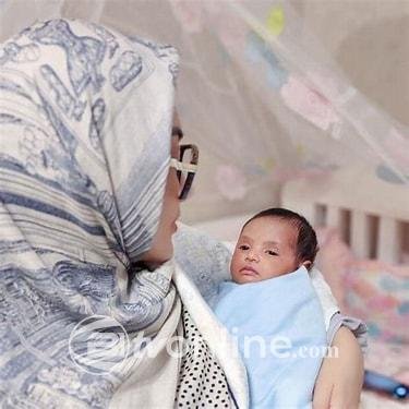 Syahrini Tampil Anggun Momong Bayi, Tetap Santai Kulineran Bareng Suami dan Keluarga