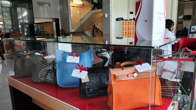 KPK Lelang Barang Sitaan Koruptor, Termasuk Mobil Mercy dan Tas Louis Vuitton