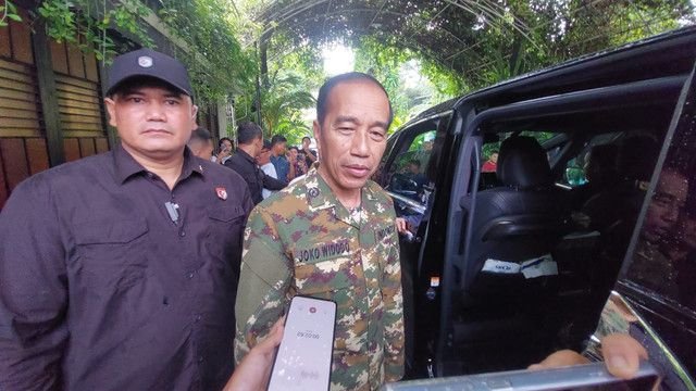 Jokowi Hadiri Parade Senja di Akmil Magelang dengan Seragam Komcad, Diundang Presiden Prabowo