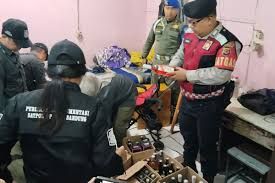 Satpol PP Kota Bandung Temukan Penjual Miras dan Obat Terlarang di Terminal Antapani