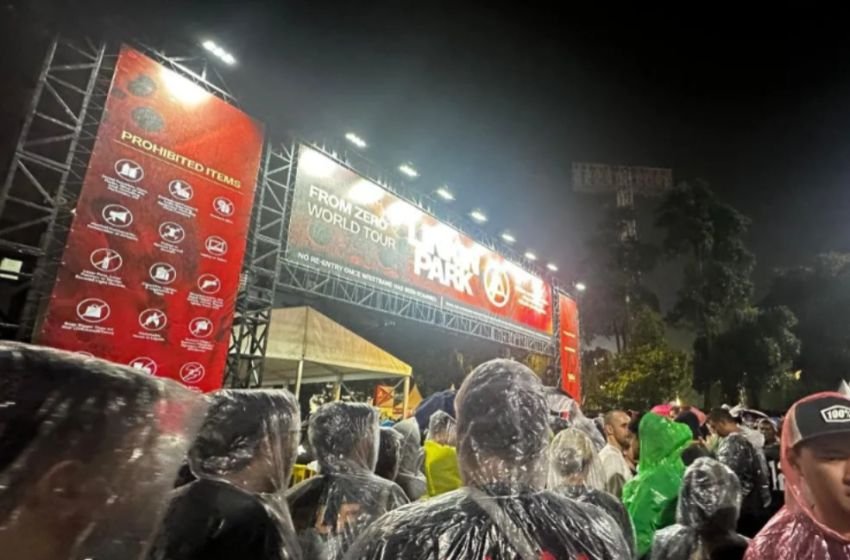 Hujan Tak Surutkan Antusiasme Penonton di Konser Linkin Park di GBK