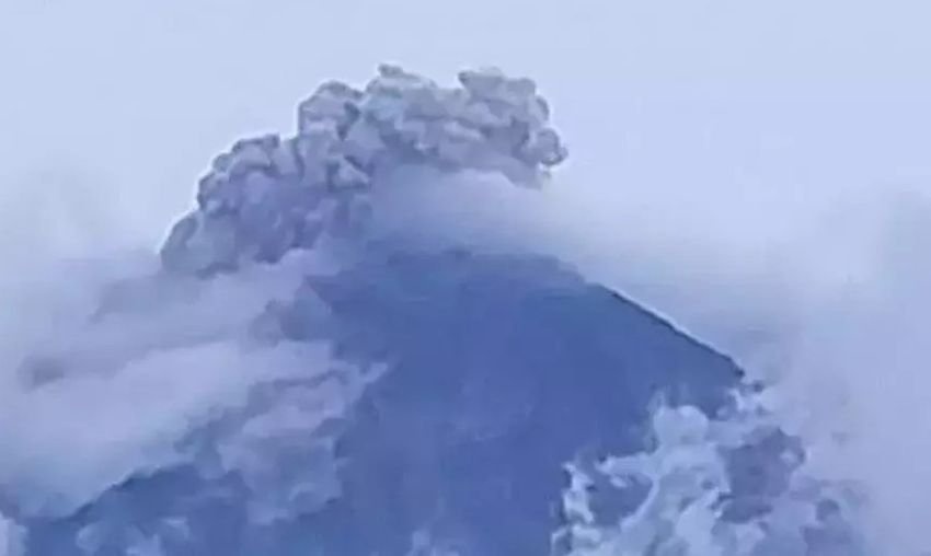 Gunung Semeru Erupsi Lagi, Semburkan Abu Vulkanik Setinggi 1.000 Meter