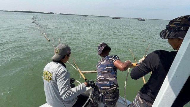 7 Prajurit TNI AL Terluka Saat Pembongkaran Pagar Laut di Tangerang