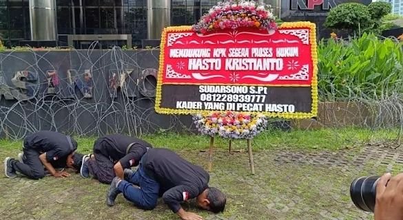 Mantan Kader PDIP Sudarsono Sujud Syukur dan Kirim Karangan Bunga untuk KPK Terkait Kasus Hasto Kristiyanto
