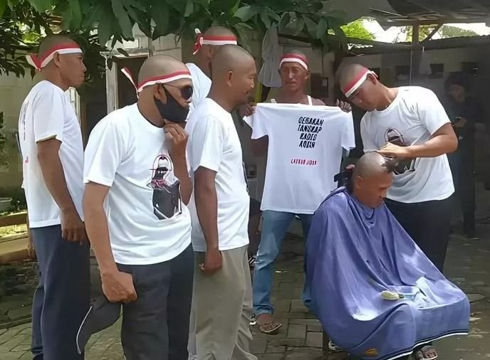 Puluhan Warga Desa Kohod Gelar Aksi Cukur Gundul Massal Sebagai Rasa Syukur atas Penahanan Kades!