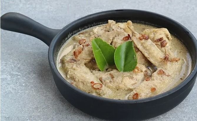 Resep Opor Ayam Putih dan Kuning yang Lezat, Bisa Coba di Rumah!
