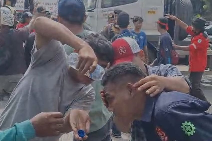 Kericuhan Aksi Unjuk Rasa Sopir Truk di Jakarta Utara, Satu Demonstran Luka Akibat Pecahan Kaca Truk