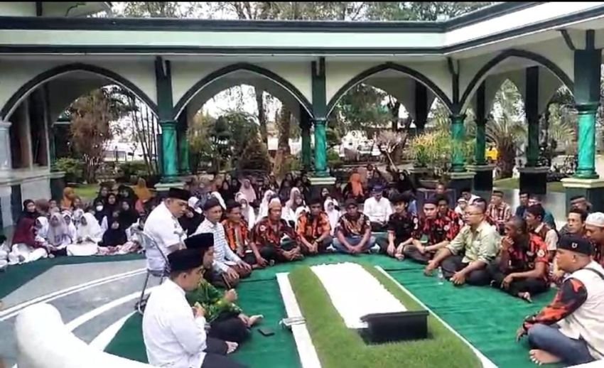 Mengenang Sosok Dermawan H. Anif, KSJ Lanjutkan Tradisi Berbagi dengan Ziarah dan Sedekah