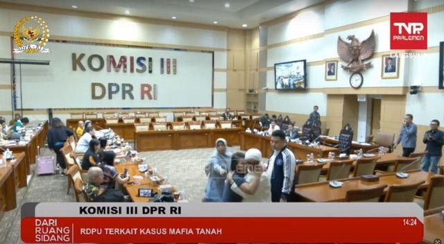 Ibu-Ibu Ngadu Kasus Mafia Tanah di Rusun Jakut, Sambil 'Berlutut' ke Ketua Komisi III DPR