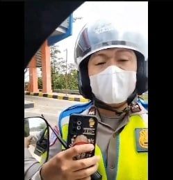 Viral! Polisi Cegat Sopir di Tol, Tuduh Bawa Sabu hingga Bikin Anak Sopir Truk Nangis Ketakutan