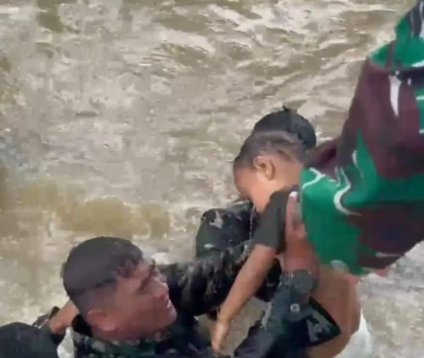 Penyelamatan Dramatis! Bocah Terjepit Becak di Sungai Aceh Diselamatkan TNI
