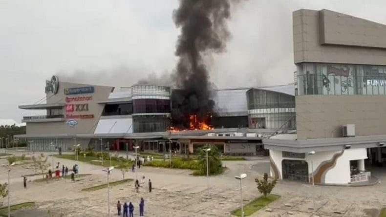 Kebakaran Melanda Mall The Park Kendari!, 2 Outlet Hangus dan Pusat Perbelanjaan Ditutup Sementara