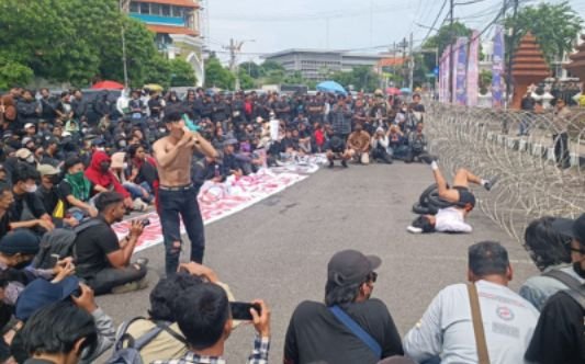 Demo #IndonesiaGelap di Surabaya, Lagu Sukatani 'Bayar Bayar Bayar' Menggema di Tengah Aksi Protes