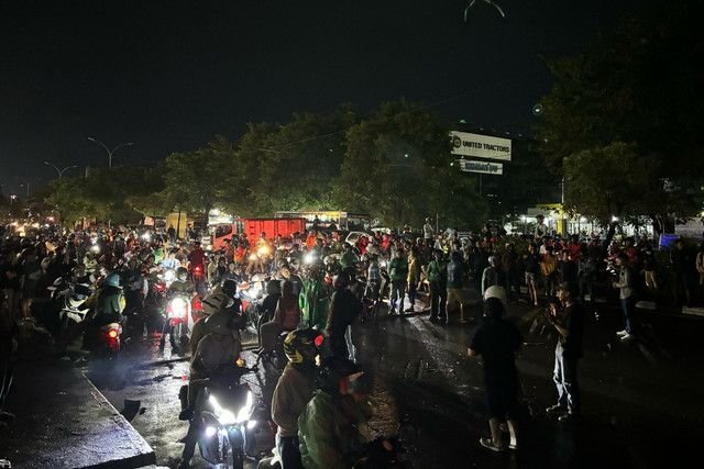 Demo #IndonesiaGelap di Makassar Ricuh, Mahasiswa Blokade Jalan Trans Sulawesi