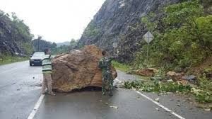 Batu Besar Jatuh di Jalur Pantura Probolinggo, Diduga Terkait Proyek Tol Probowangi