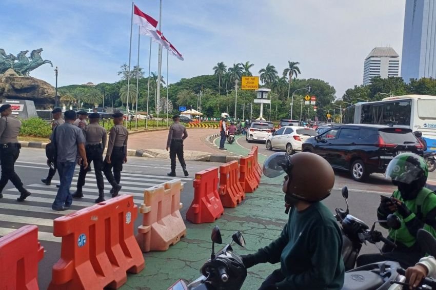 Jalan Merdeka Barat Ditutup Polisi Menjelang Puncak Demo "Indonesia Gelap" di Patung Kuda