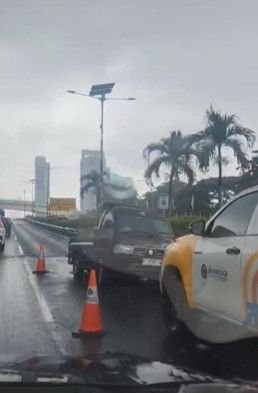 Kecelakaan Mobil Pikap Mitsubishi L300 di KM 6 Tol Dalam Kota, Lalu Lintas Tersendat