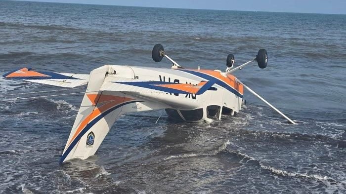 Pesawat Latih Cessna 172 SP Jatuh di Pantai Muncar Banyuwangi, Dua Awak Selamat