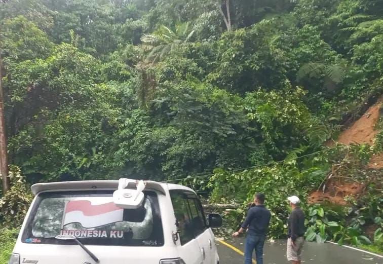 Jalan Utama Padang-Pekanbaru Terputus Akibat Longsor, Pengendara Terjebak