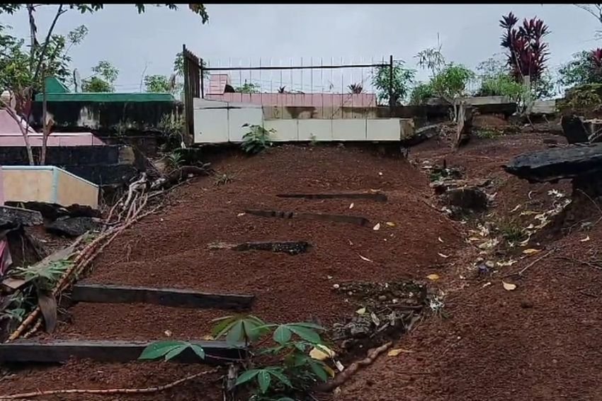 Makam Ambles di TPU Muslim Pasar Bangko Jambi, Peziarah Desak Perbaikan Akses Jalan