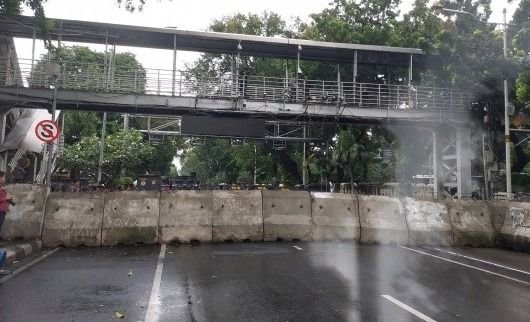 Jalan Medan Merdeka Barat Ditutup Beton Menjelang Aksi Unjuk Rasa "Indonesia Gelap" BEM UI