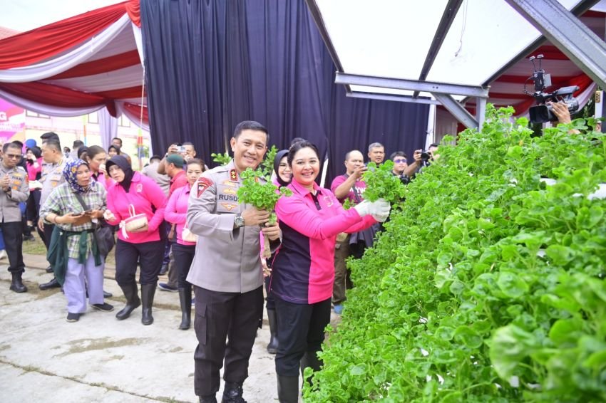 Polda Jambi dan Bhayangkari Gelar Penaburan Benih Ikan, Panen P2L, dan Penanaman Bibit untuk Ketahanan Pangan