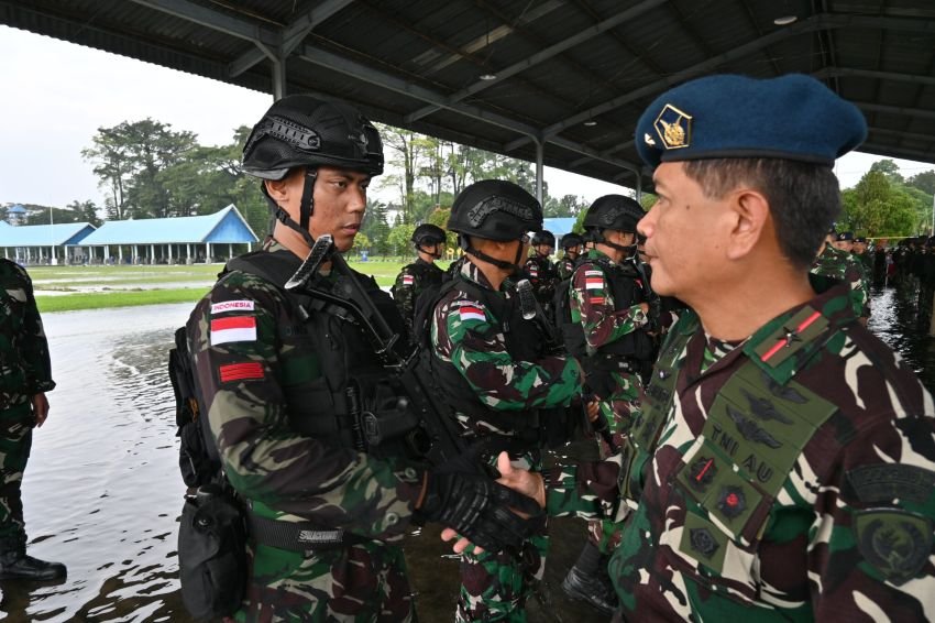 DANKOSEK I PIMPIN UPACARA PELEPASAN 112 PRAJURIT WING III KOPASGAT UNTUK SATGAS PAMTAS RI-PNG KEWILAYAHAN TA 2025