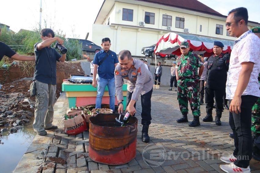 Polres Tapsel Musnahkan Barang Bukti Perjudian, Seorang Kades Ditangkap
