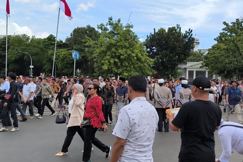 Warga Antusias Menyambut Kepala Daerah Terpilih Usai Dilantik Presiden Prabowo Subianto