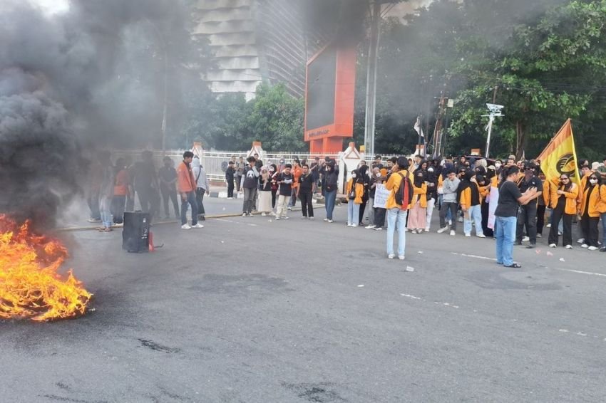 Ratusan Mahasiswa Demo di Depan UNM, Protes Efisiensi Anggaran Pemerintah: "Indonesia Gelap"
