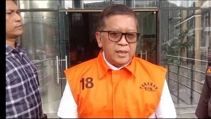 Hasto Kristiyanto Diperiksa KPK Sebagai Tersangka, Sebut Rompi Oranye dan Borgol Sebagai Lambang Perjuangan?