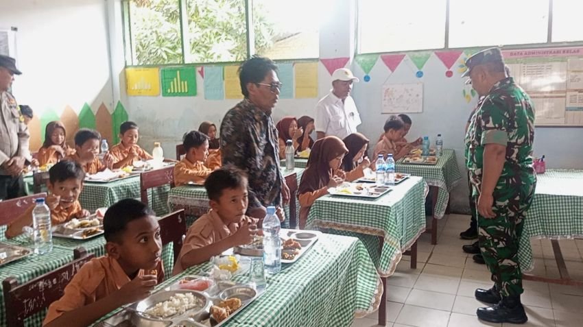 Kodam I/BB Dukung Prestasi Siswa SD 101950 Desa Tanah Melalui Program Makan Sehat Bergizi