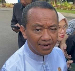 Bahlil Lahadalia Minta Maaf atas Meninggalnya Emak-Emak di Antrean Gas Melon