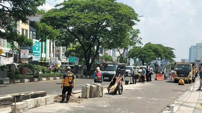 Dinas PUPR Depok Bongkar Separator Jalan Margonda Raya untuk Tingkatkan Keamanan Lalu Lintas